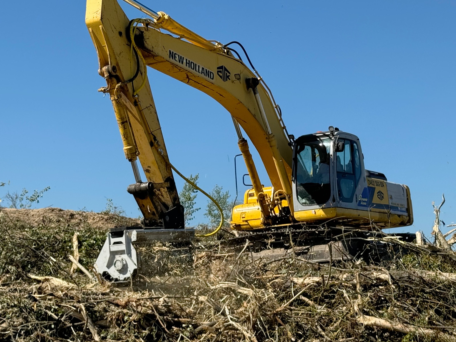 New Holland + NIUBO — Мульчер у поверхности участка